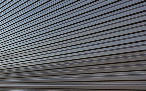 哪些因素會造成外墻板老化？